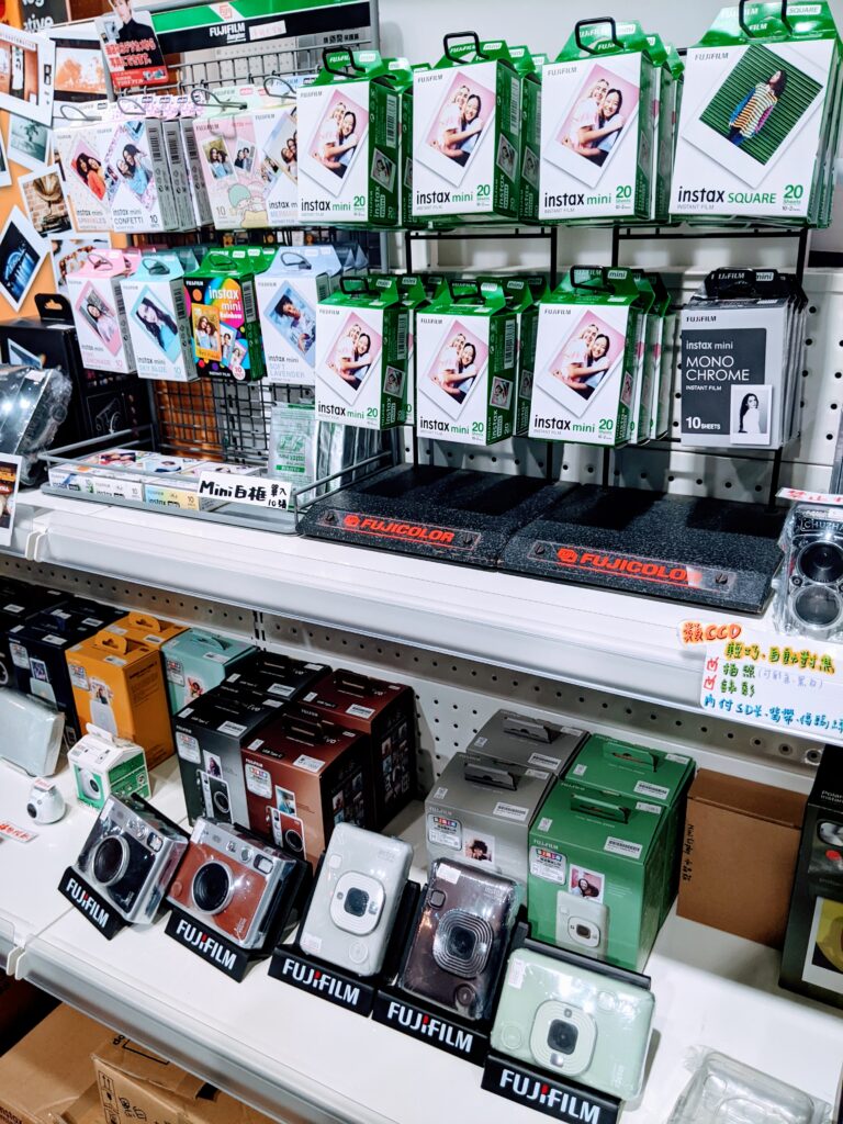 【臺南中西區景點】又又美 FotoShop:底片相機迷的夢幻基地!復古快照亭與老派選物店 又又美販售的帶有花紋的底片