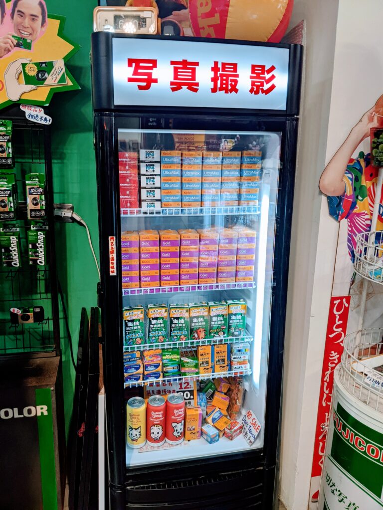 【臺南中西區景點】又又美 FotoShop:底片相機迷的夢幻基地!復古快照亭與老派選物店 又又美的底片冷藏櫃