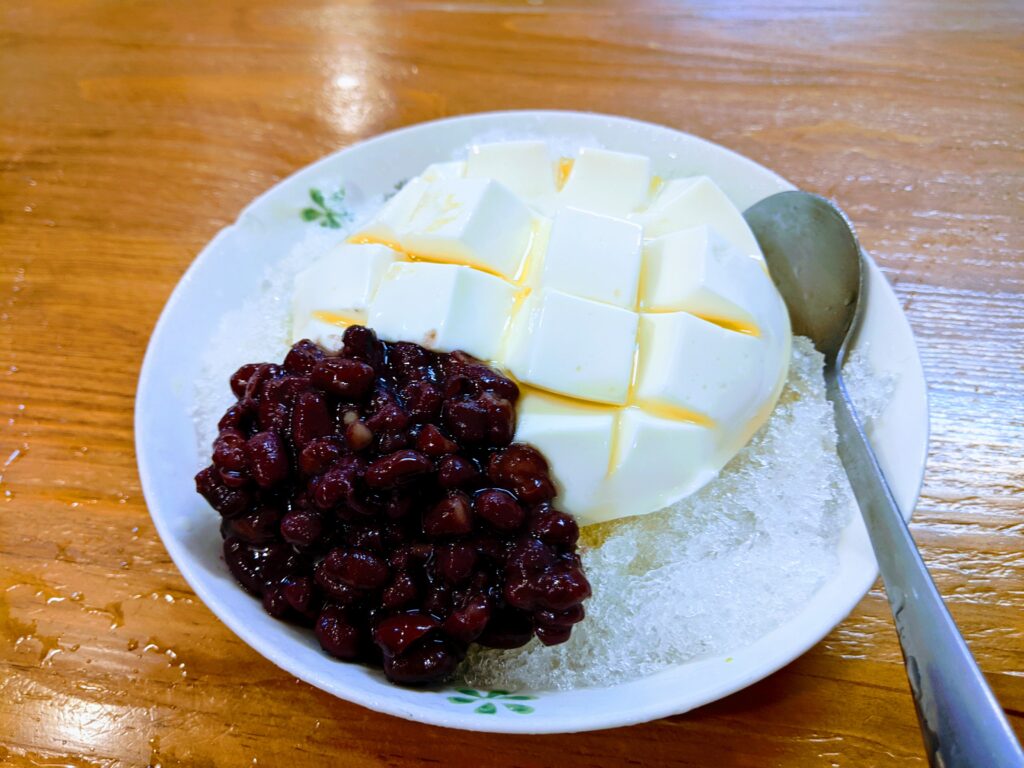 【臺南中西區美食】懷舊小棧杏仁豆腐冰:熱天消暑必吃!鮮奶與抹茶豆腐冰點餐撇步、煉乳加爆攻略 懷舊小棧杏仁豆腐冰的紅豆鮮奶豆腐冰