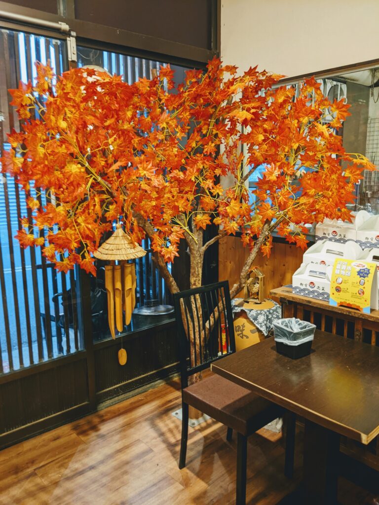 初八麵食堂店內的紅楓