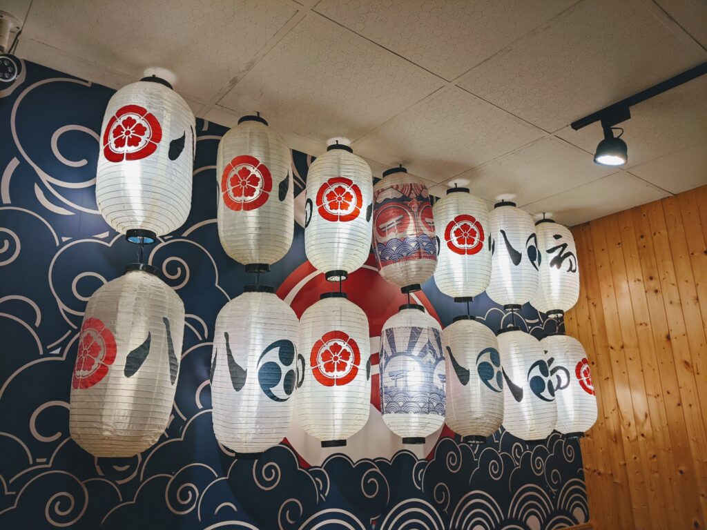 初八麵食堂店內的日式燈籠