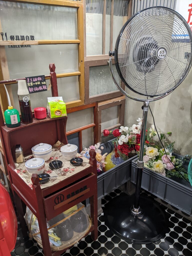 白沙屯外省牛肉麵的復古風格與玫瑰裝飾