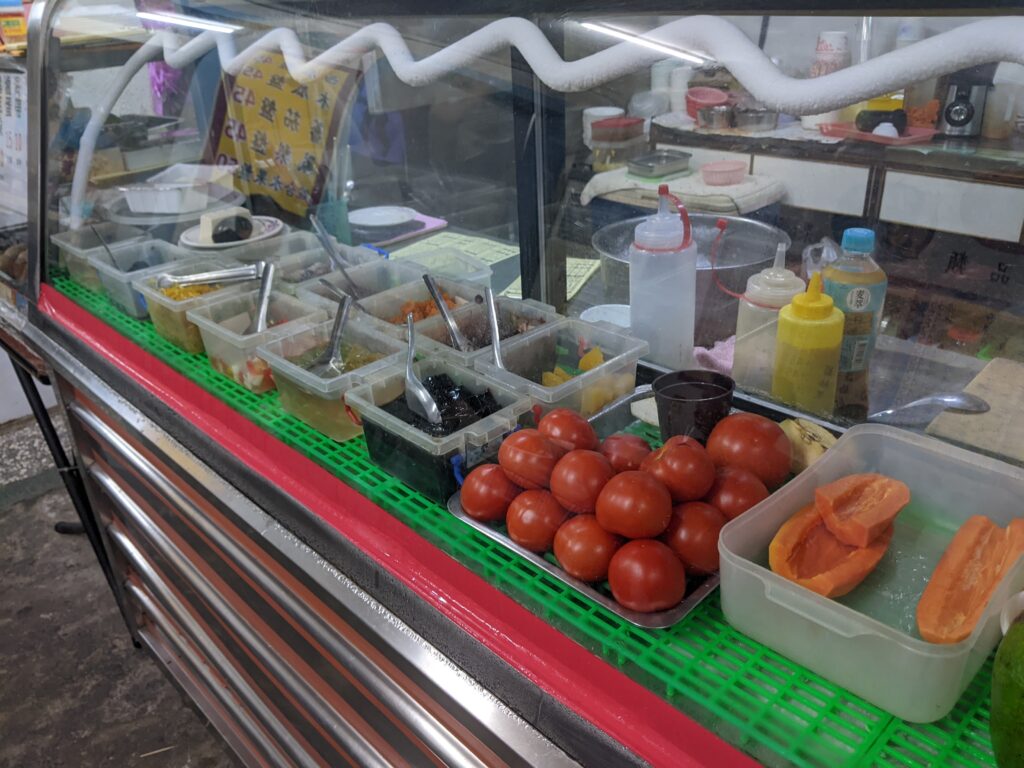 體育路牛肉麵的水果櫥窗