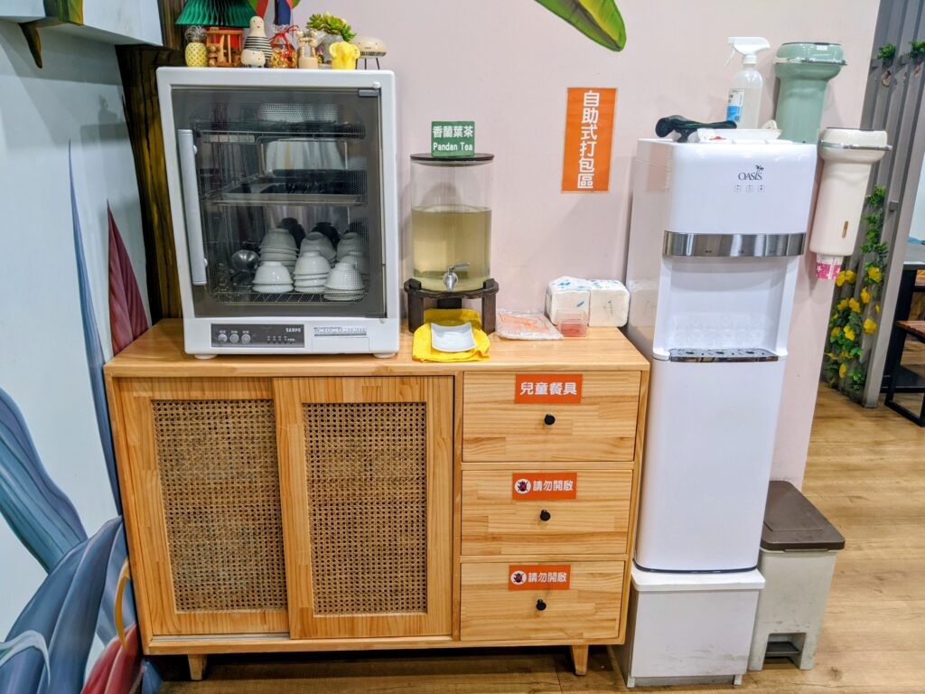 【臺南東區美食】泰典2527泰式料理:綠意森林風平價泰餐!ATM點餐機超吸睛,推酥脆椒麻雞 泰典2527泰式料理的茶水自助區