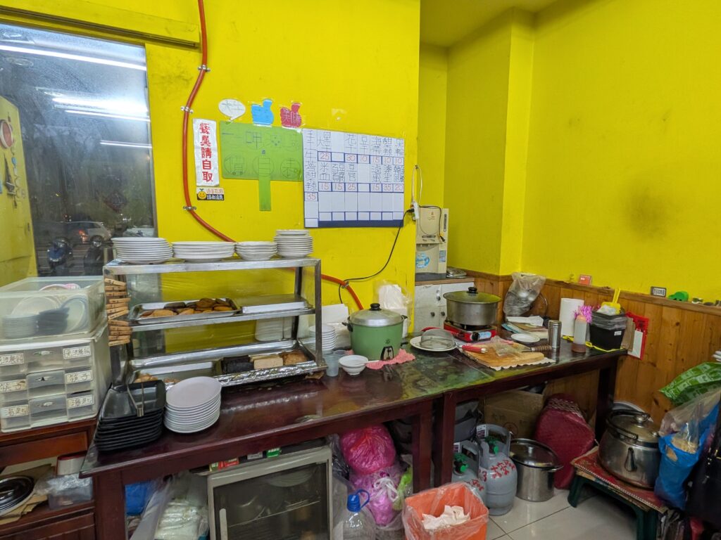 大牛川味麵食館的滷味區與備餐檯