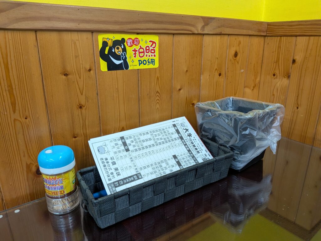 大牛川味麵食館的內用桌乾淨整齊