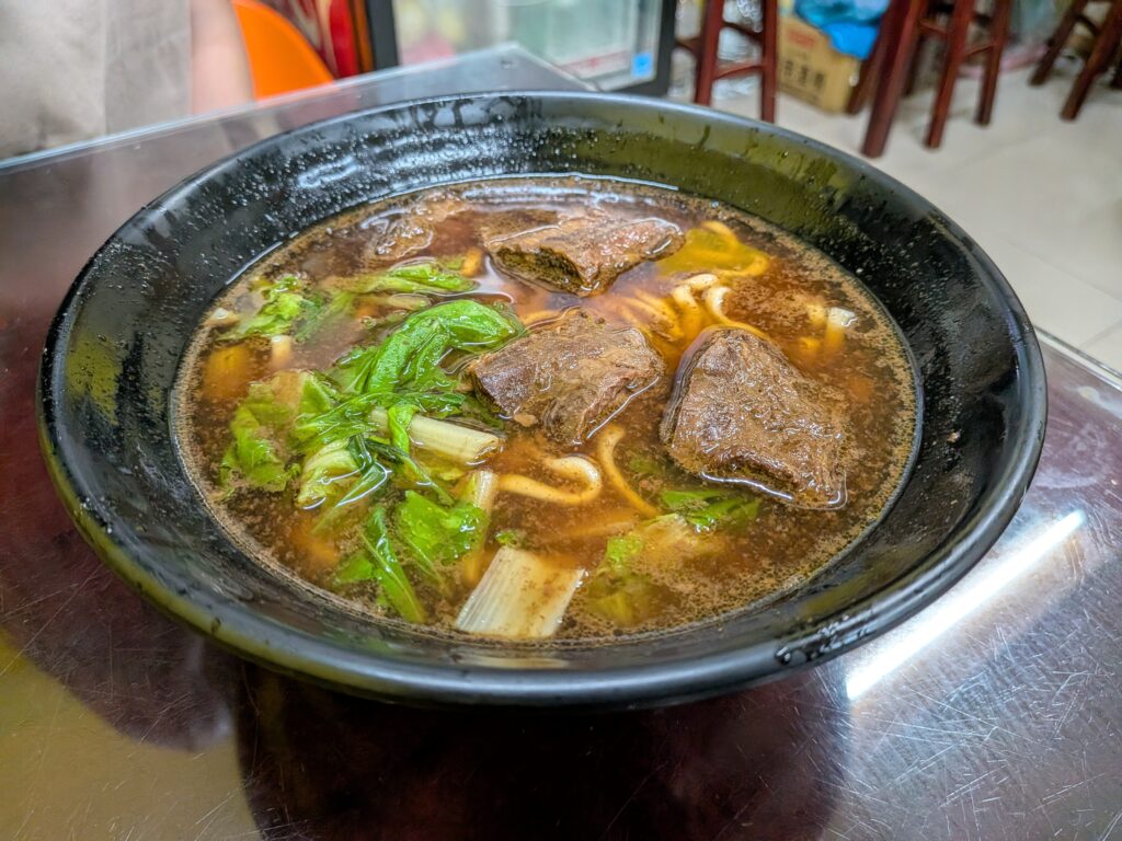 大牛川味麵食館的牛肉麵