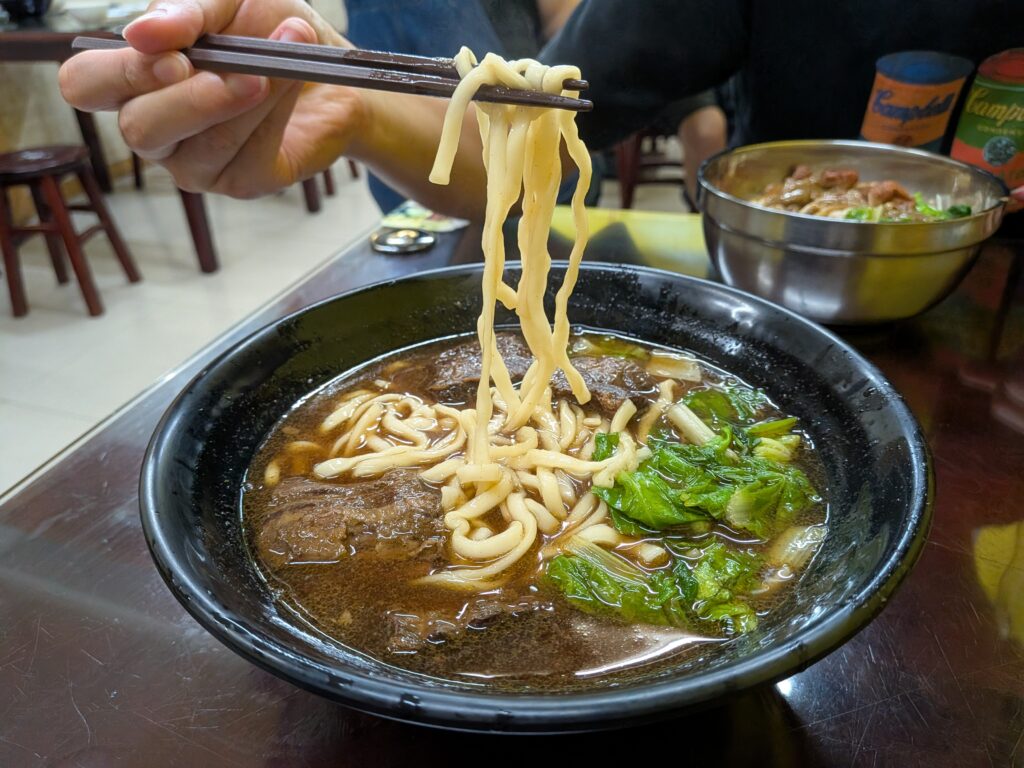 大牛川味麵食館的牛肉麵特寫