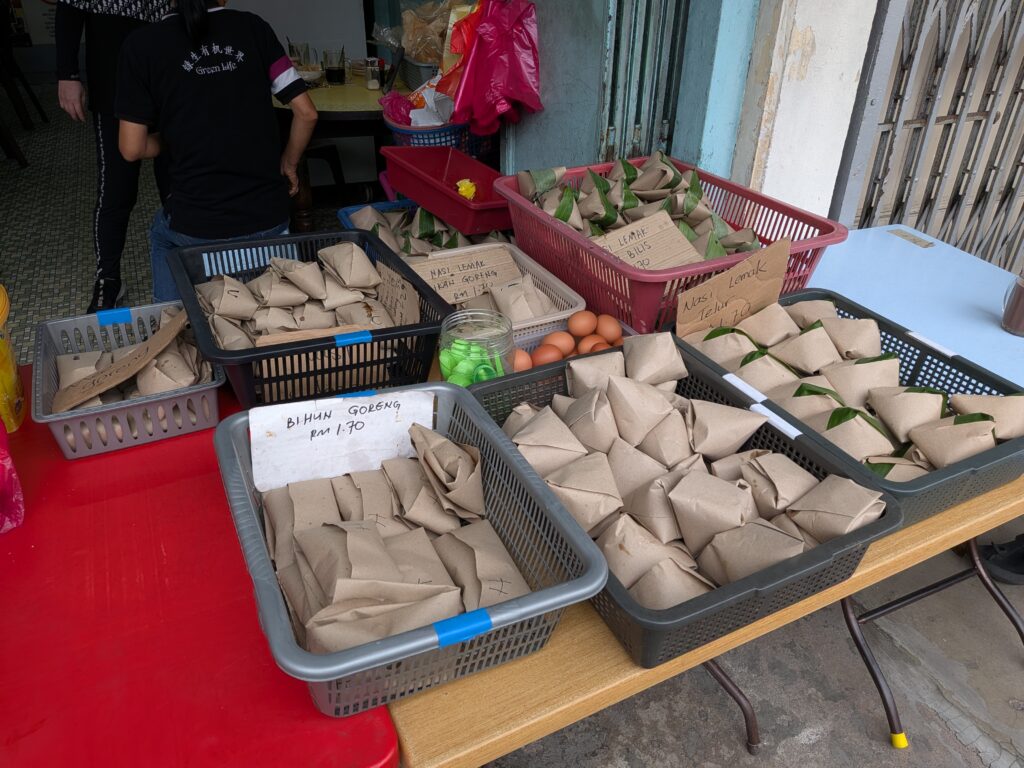 【馬來西亞柔佛美食】湧泉香 Kopitiam:連蘇丹都造訪過!香蕉葉包椰漿飯與經典 Kopi C 湧泉香門口的長桌飯包