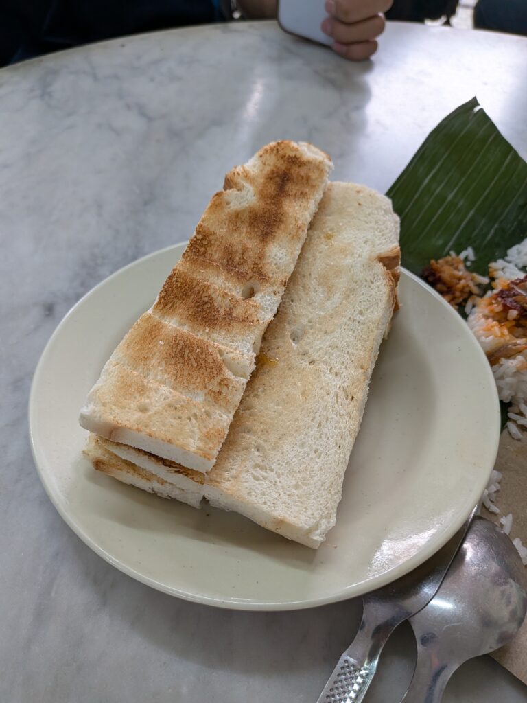 【馬來西亞柔佛美食】湧泉香 Kopitiam:連蘇丹都造訪過!香蕉葉包椰漿飯與經典 Kopi C 湧泉香的咖椰吐司