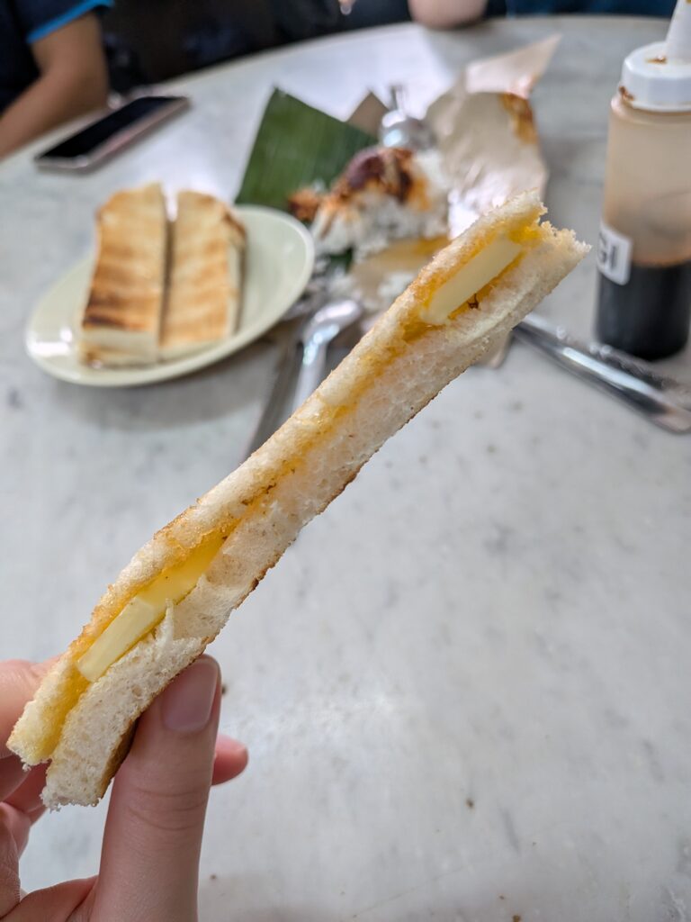 【馬來西亞柔佛美食】湧泉香 Kopitiam:連蘇丹都造訪過!香蕉葉包椰漿飯與經典 Kopi C 湧泉香的咖椰吐司側面特寫