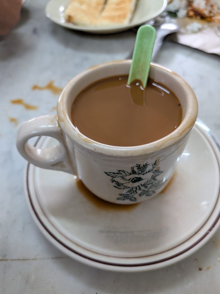 【馬來西亞柔佛美食】湧泉香 Kopitiam:連蘇丹都造訪過!香蕉葉包椰漿飯與經典 Kopi C 湧泉香的Kopi C