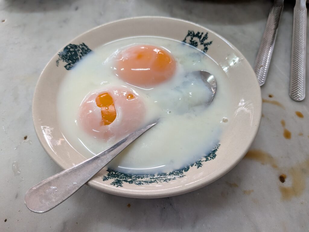 【馬來西亞柔佛美食】湧泉香 Kopitiam:連蘇丹都造訪過!香蕉葉包椰漿飯與經典 Kopi C 湧泉香的溫泉蛋