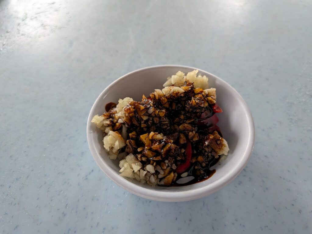 亞寶肉骨茶的蒜末淋上醬油，超香