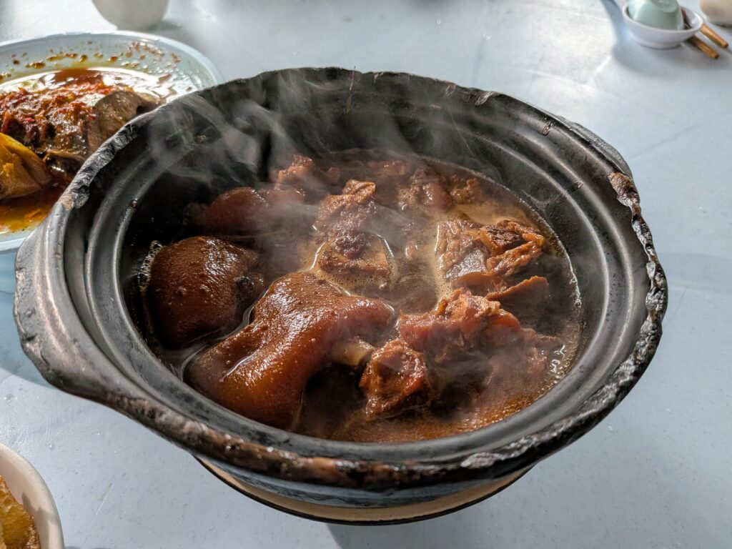 亞寶肉骨茶的燉豬腳