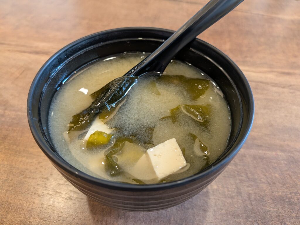 丸野丼咖喱定食專門店配料滿滿的味噌湯