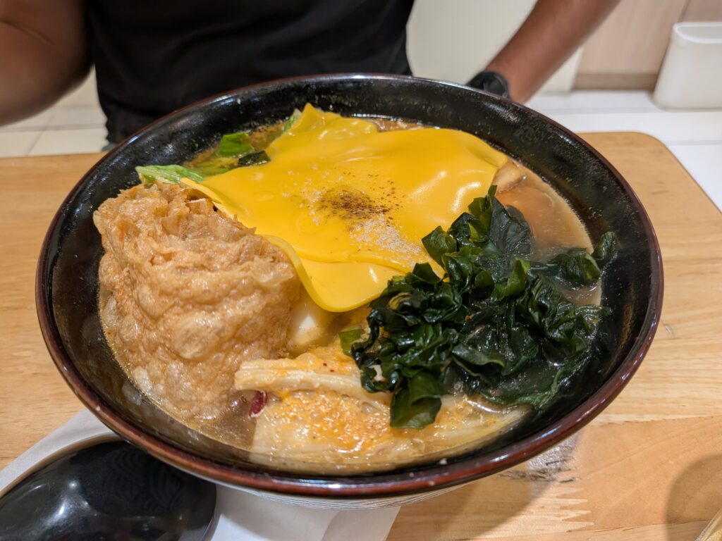 【嘉義東區美食】熬鍋燒民權店:轉角文青風鍋燒意麵!滿滿配料像小火鍋與暖胃辛蛋包湯 熬鍋燒的鍋燒辛拉麵+起司+蛋