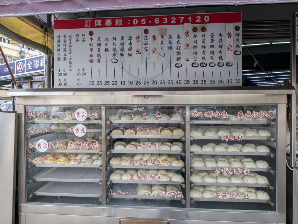 【雲林虎尾美食】樂包子 LeBaozi:排隊銅板小吃!扎實鮮肉包、濃郁水泥感芝麻包與爆香蔥花捲 樂包子的蒸籠全景