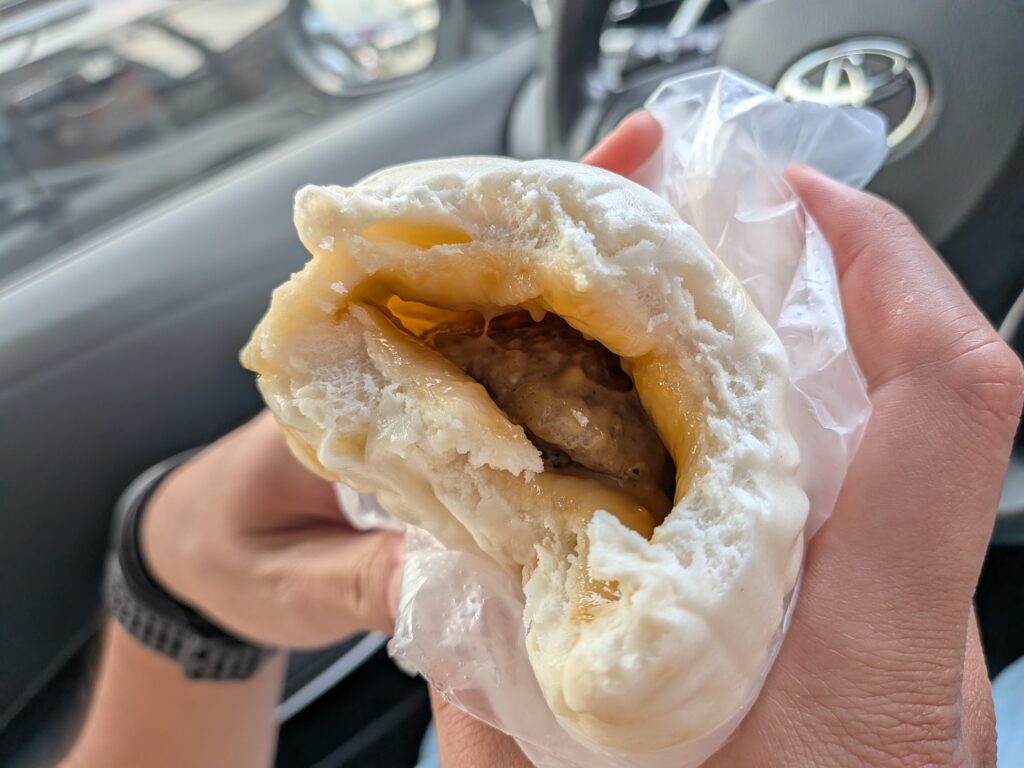 【雲林虎尾美食】樂包子 LeBaozi:排隊銅板小吃!扎實鮮肉包、濃郁水泥感芝麻包與爆香蔥花捲 樂包子的起司鮮肉包