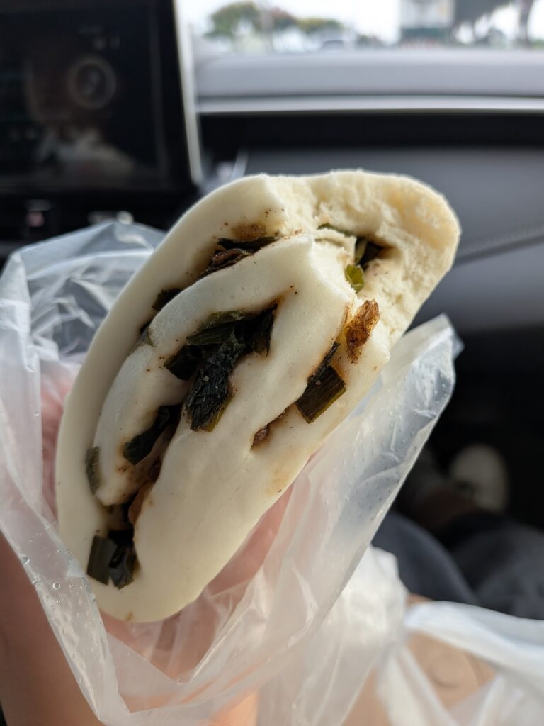 【雲林虎尾美食】樂包子 LeBaozi:排隊銅板小吃!扎實鮮肉包、濃郁水泥感芝麻包與爆香蔥花捲 樂包子的蔥花捲