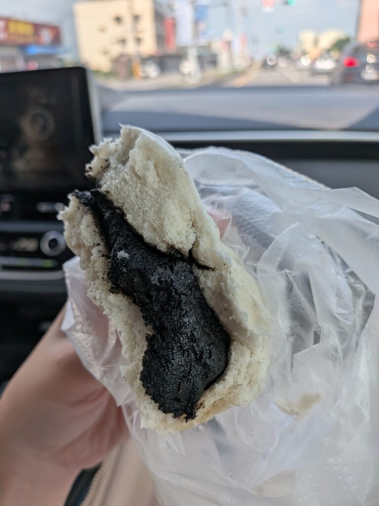 【雲林虎尾美食】樂包子 LeBaozi:排隊銅板小吃!扎實鮮肉包、濃郁水泥感芝麻包與爆香蔥花捲 樂包子的芝麻包