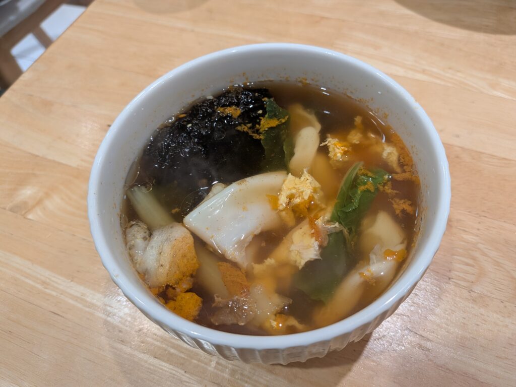 【嘉義東區美食】熬鍋燒民權店:轉角文青風鍋燒意麵!滿滿配料像小火鍋與暖胃辛蛋包湯 熬鍋燒的辛蛋包湯