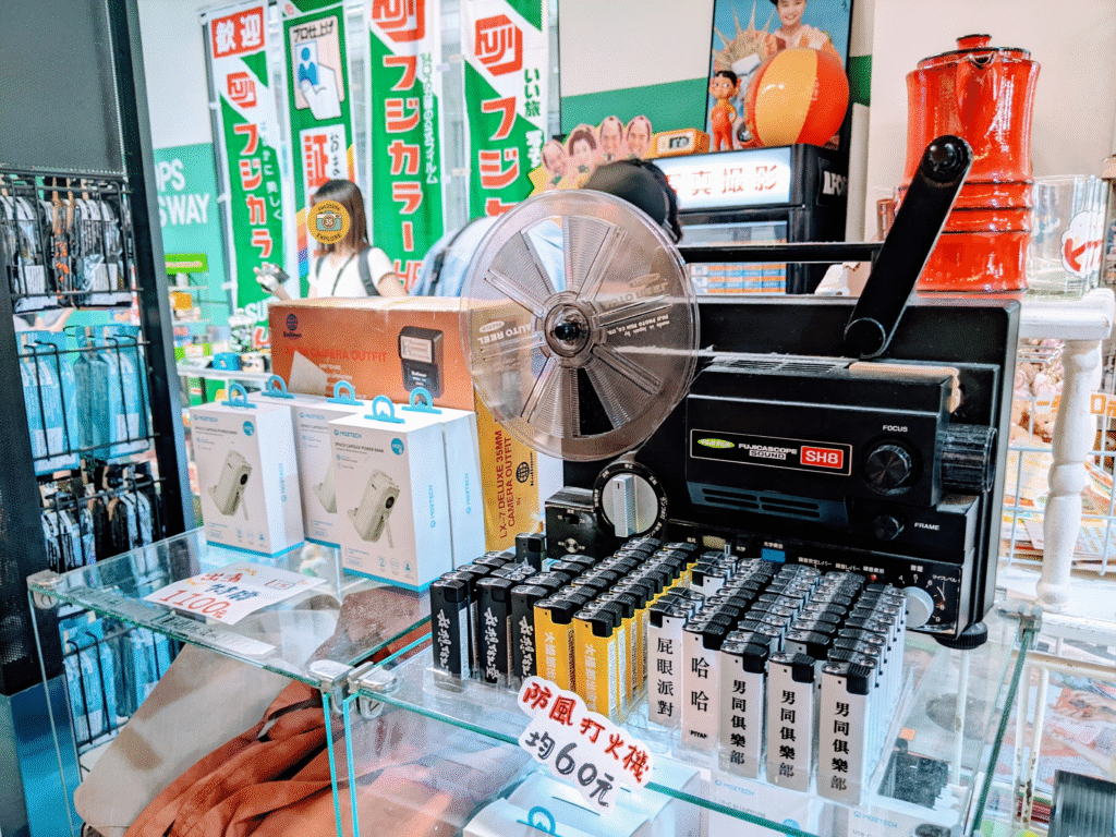 【臺南中西區景點】又又美 FotoShop:底片相機迷的夢幻基地!復古快照亭與老派選物店 又又美的幻燈片播放機