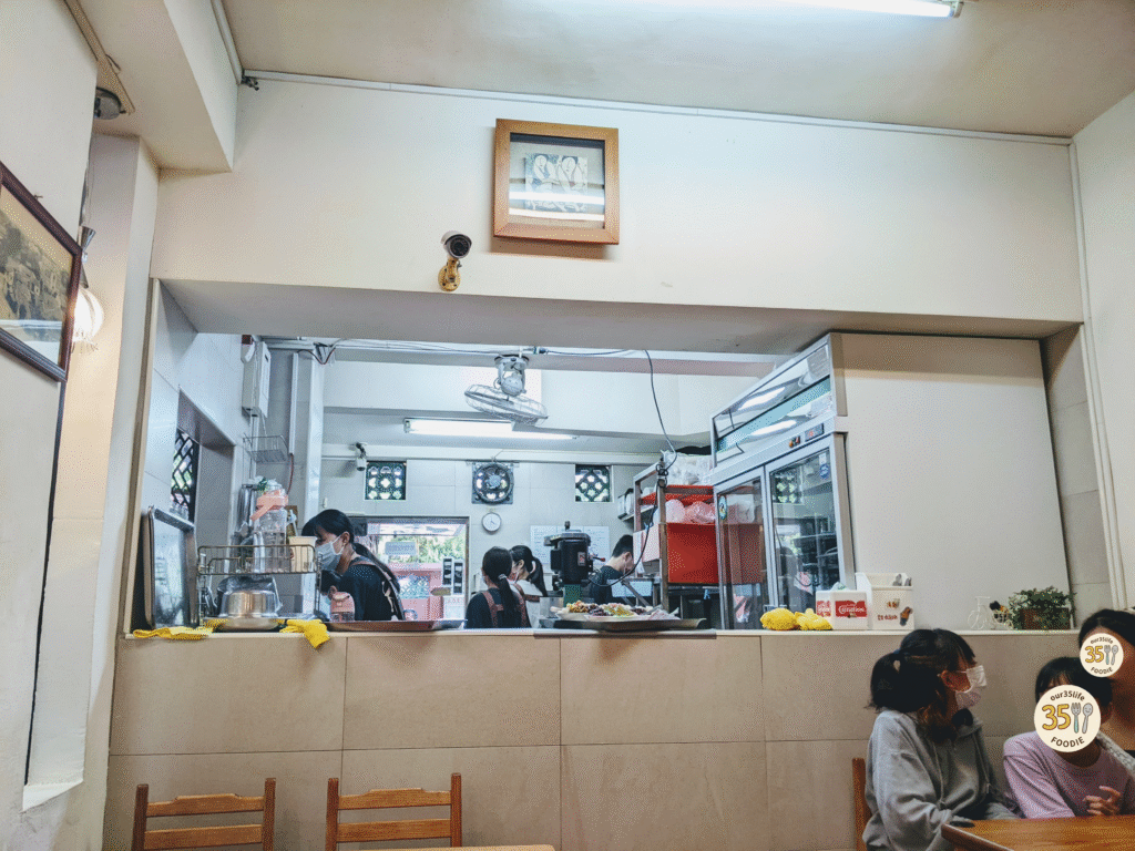 【臺南中西區美食】懷舊小棧杏仁豆腐冰:熱天消暑必吃!鮮奶與抹茶豆腐冰點餐撇步、煉乳加爆攻略 懷舊小棧杏仁豆腐冰的開放式出餐區