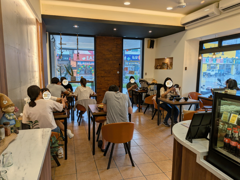 丸野丼咖喱定食專門店的座位區全景