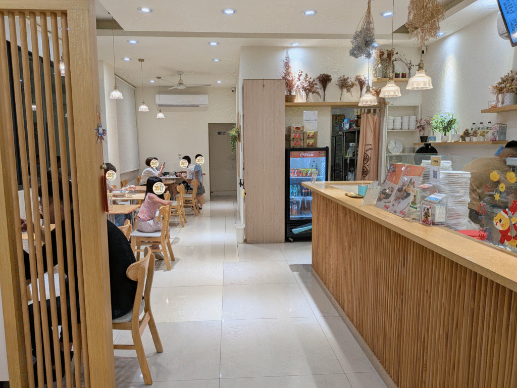 【嘉義東區美食】熬鍋燒民權店:轉角文青風鍋燒意麵!滿滿配料像小火鍋與暖胃辛蛋包湯 熬鍋燒的內用環境