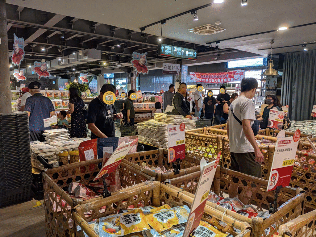 【彰化埤頭景點】台灣穀堡:免門票稻米博物館!歐風城堡試吃試用大買伴手禮 台灣穀堡的賣場與人潮