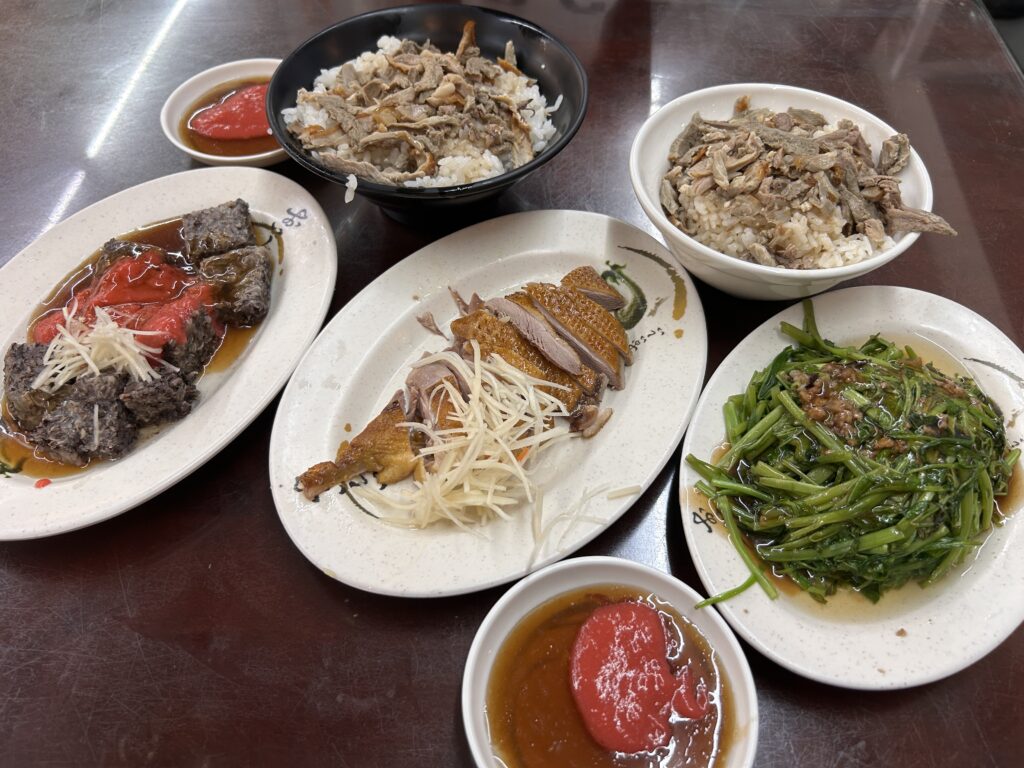【嘉義中埔美食】鴨王子餐館:在地私房煙燻紅燒鴨肉!靈魂蒜蓉甜辣醬與真實二訪紀錄 鴨王子餐館餐點