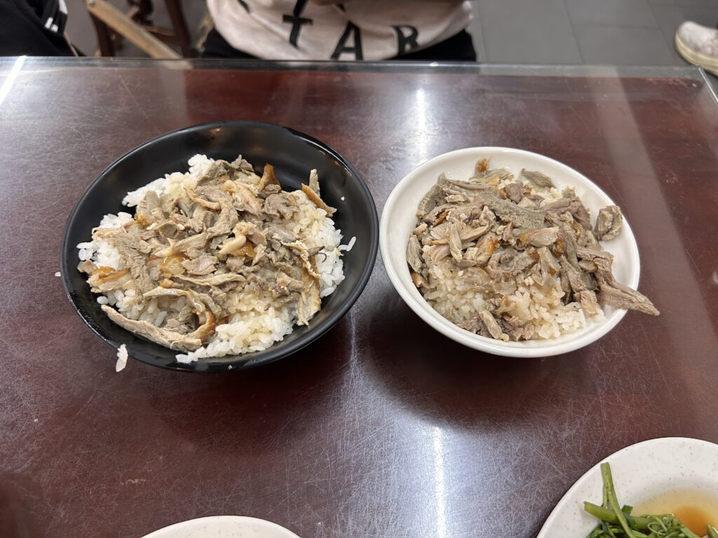【嘉義中埔美食】鴨王子餐館:在地私房煙燻紅燒鴨肉!靈魂蒜蓉甜辣醬與真實二訪紀錄 鴨王子餐館的鴨肉飯