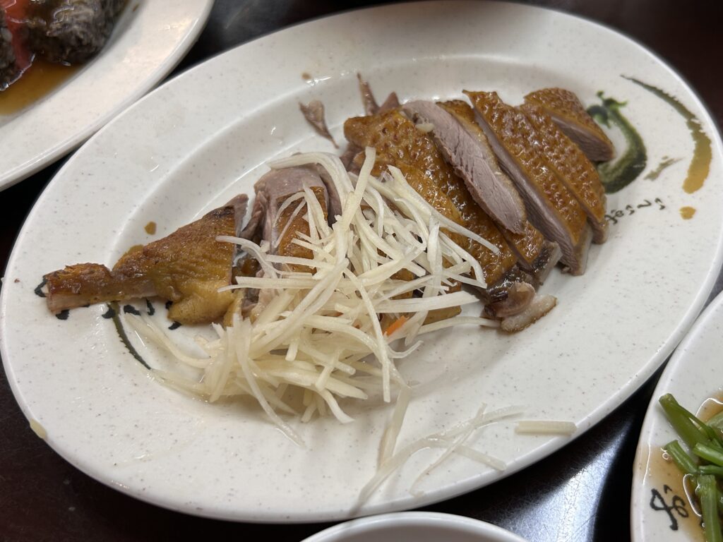 【嘉義中埔美食】鴨王子餐館:在地私房煙燻紅燒鴨肉!靈魂蒜蓉甜辣醬與真實二訪紀錄 鴨王子餐館的紅燒鴨肉1人份
