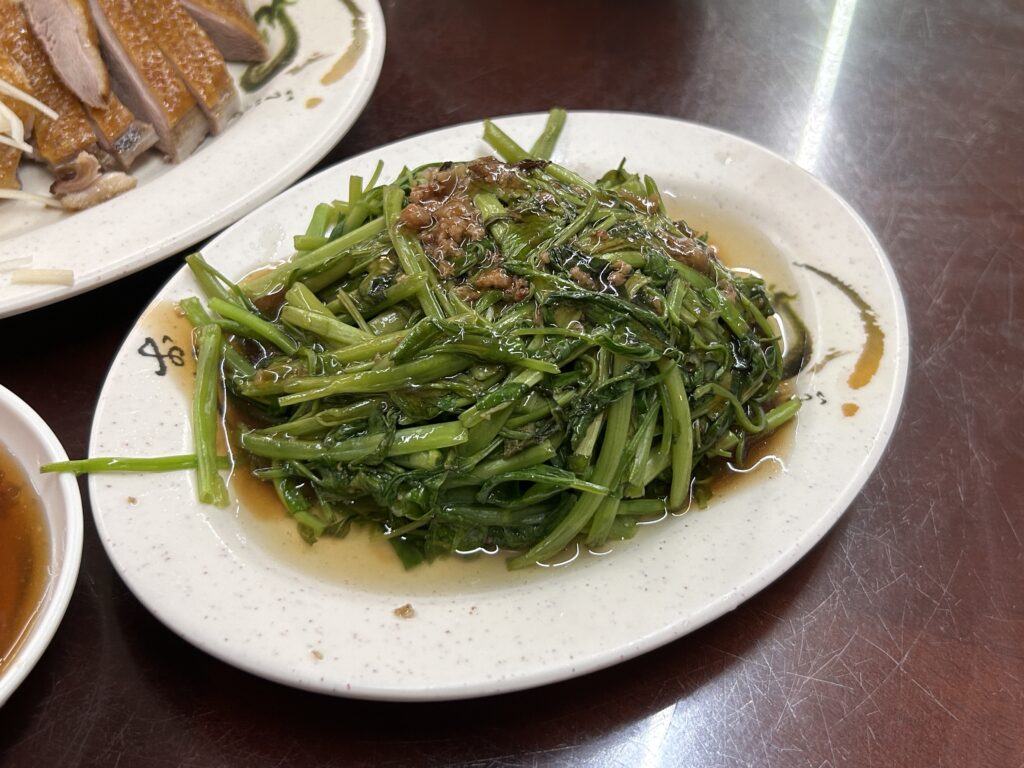 【嘉義中埔美食】鴨王子餐館:在地私房煙燻紅燒鴨肉!靈魂蒜蓉甜辣醬與真實二訪紀錄 鴨王子餐館的燙青菜