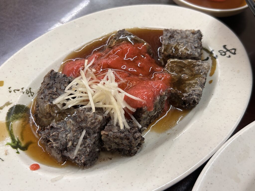 【嘉義中埔美食】鴨王子餐館:在地私房煙燻紅燒鴨肉!靈魂蒜蓉甜辣醬與真實二訪紀錄 鴨王子餐館的米血糕