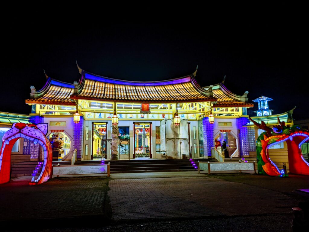 【彰化鹿港景點】臺灣玻璃館:免門票!白天逛展區挑戰開放型玻璃廁所、晚上賞玻璃媽祖廟夜景 玻璃媽祖廟的正面