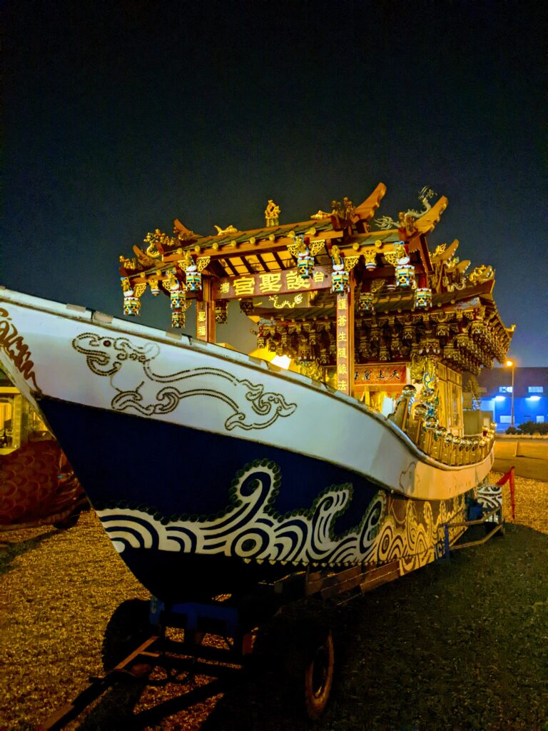 【彰化鹿港景點】臺灣玻璃館:免門票!白天逛展區挑戰開放型玻璃廁所、晚上賞玻璃媽祖廟夜景 玻璃媽祖廟的護聖宮王船