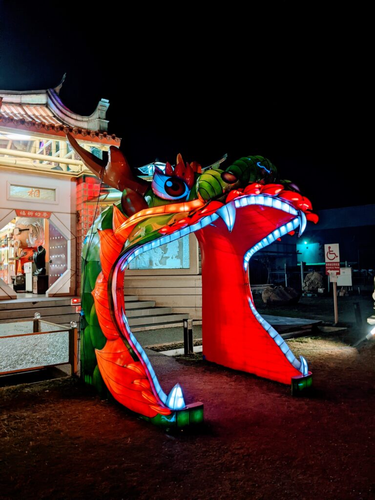 【彰化鹿港景點】臺灣玻璃館:免門票!白天逛展區挑戰開放型玻璃廁所、晚上賞玻璃媽祖廟夜景 玻璃媽祖廟的龍門