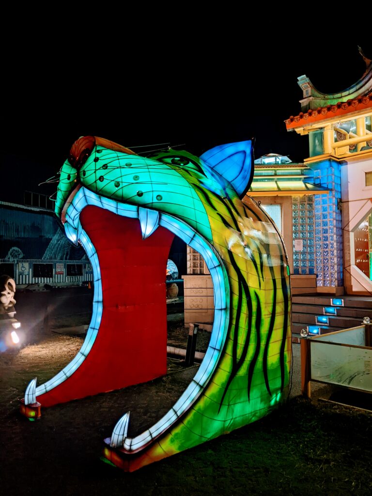 【彰化鹿港景點】臺灣玻璃館:免門票!白天逛展區挑戰開放型玻璃廁所、晚上賞玻璃媽祖廟夜景 玻璃媽祖廟的虎門