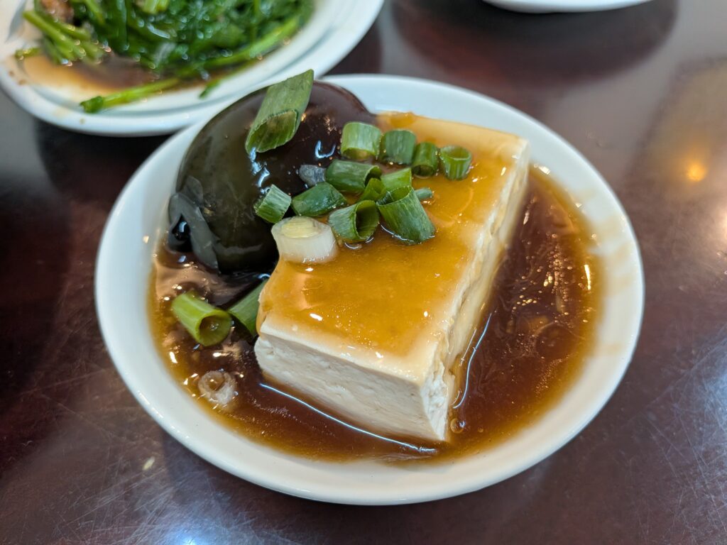 【嘉義中埔美食】鴨王子餐館:在地私房煙燻紅燒鴨肉!靈魂蒜蓉甜辣醬與真實二訪紀錄 鴨王子餐館的皮蛋豆腐