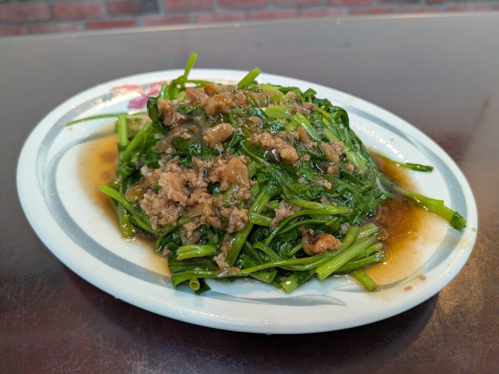 【嘉義中埔美食】鴨王子餐館:在地私房煙燻紅燒鴨肉!靈魂蒜蓉甜辣醬與真實二訪紀錄 鴨王子餐館的燙青菜
