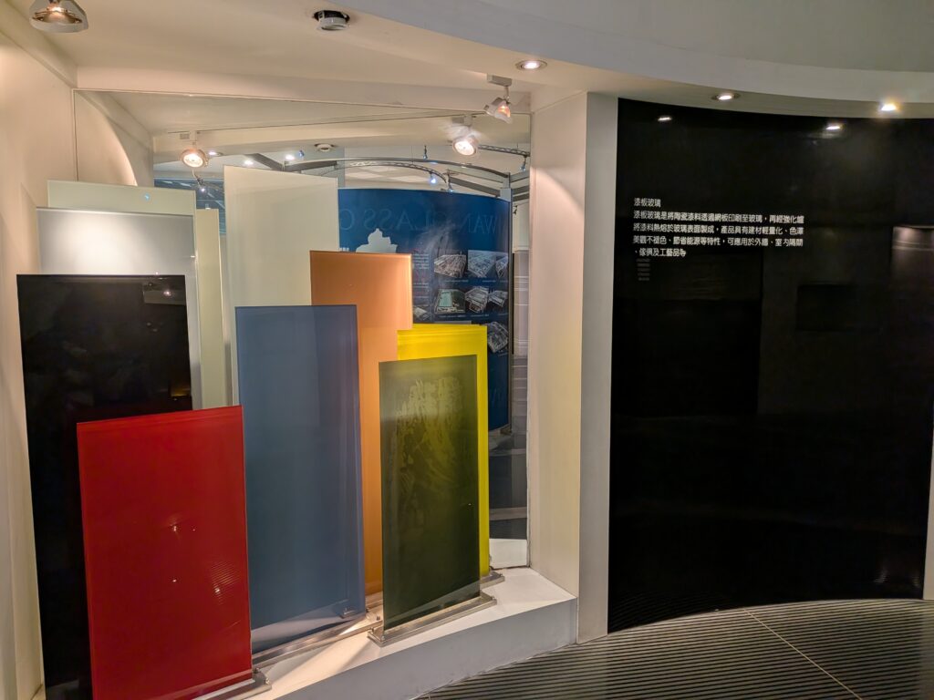 【彰化鹿港景點】臺灣玻璃館:免門票!白天逛展區挑戰開放型玻璃廁所、晚上賞玻璃媽祖廟夜景 臺灣玻璃館的彩漆版工藝