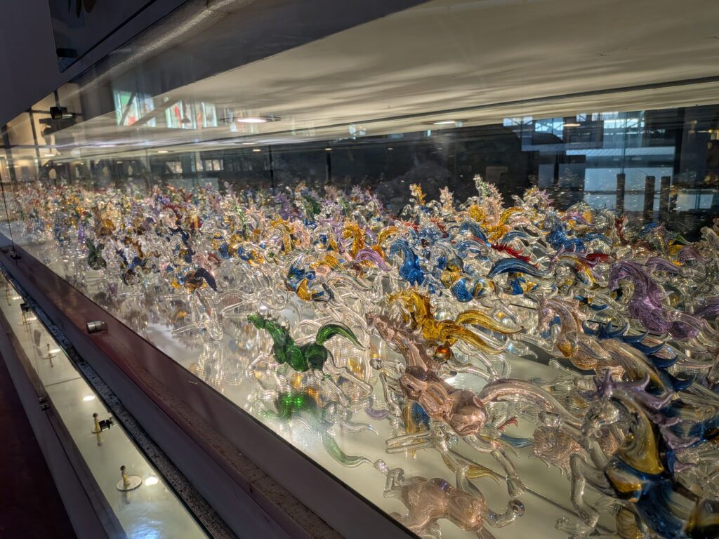 【彰化鹿港景點】臺灣玻璃館:免門票!白天逛展區挑戰開放型玻璃廁所、晚上賞玻璃媽祖廟夜景 臺灣玻璃館的萬馬奔騰展示櫃