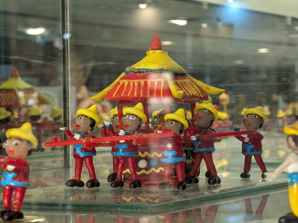 【彰化鹿港景點】臺灣玻璃館:免門票!白天逛展區挑戰開放型玻璃廁所、晚上賞玻璃媽祖廟夜景 臺灣玻璃館的迎神神轎與陣頭