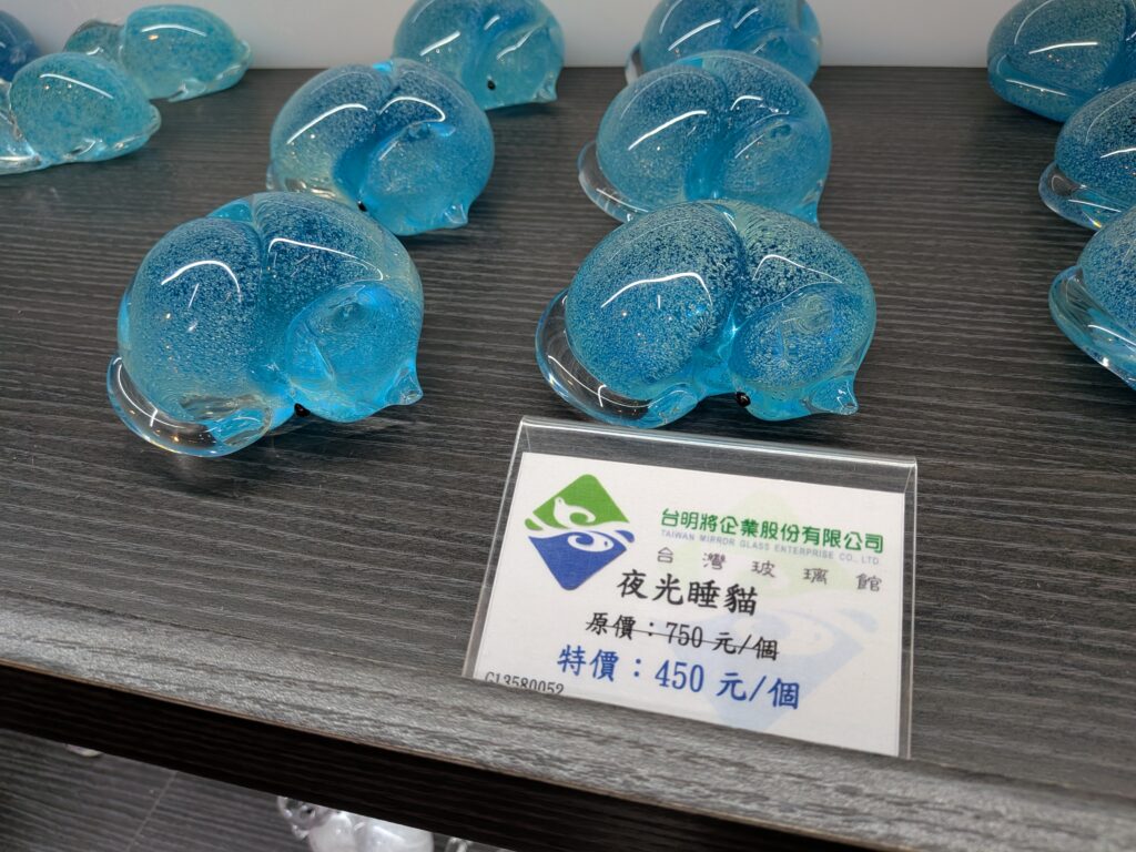 【彰化鹿港景點】臺灣玻璃館:免門票!白天逛展區挑戰開放型玻璃廁所、晚上賞玻璃媽祖廟夜景 臺灣玻璃館的玻璃伴手禮-夜光睡貓