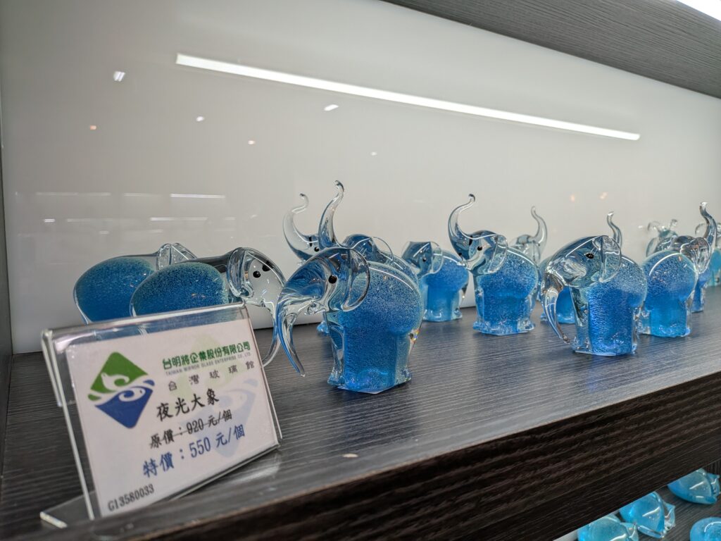 【彰化鹿港景點】臺灣玻璃館:免門票!白天逛展區挑戰開放型玻璃廁所、晚上賞玻璃媽祖廟夜景 臺灣玻璃館的玻璃伴手禮-夜光大象