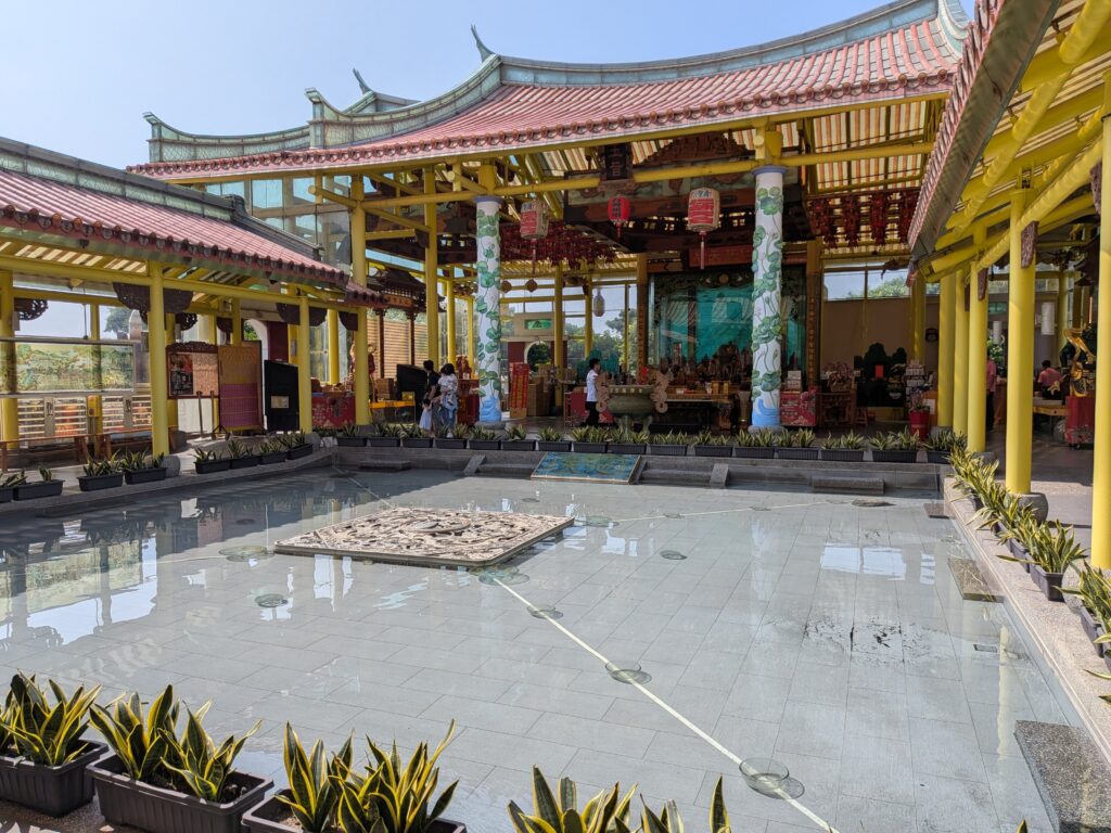 【彰化鹿港景點】臺灣玻璃館:免門票!白天逛展區挑戰開放型玻璃廁所、晚上賞玻璃媽祖廟夜景 玻璃媽祖廟的廟宇與水池