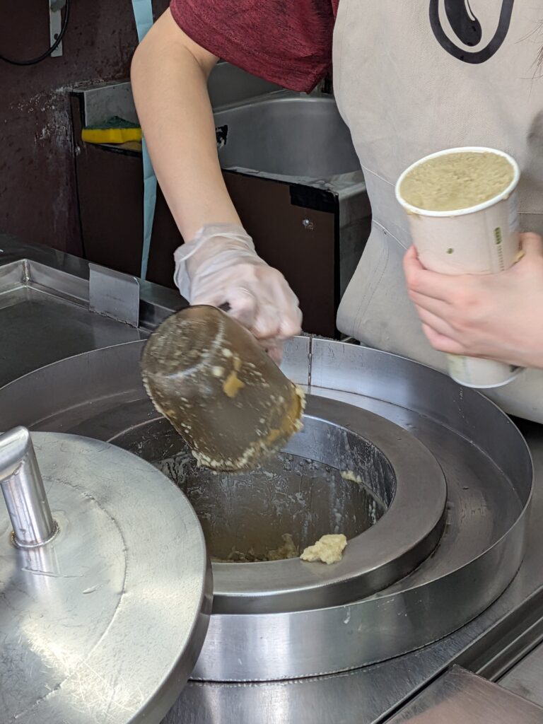 李珍心綠豆沙專門店，工作人員裝綠豆沙的特寫