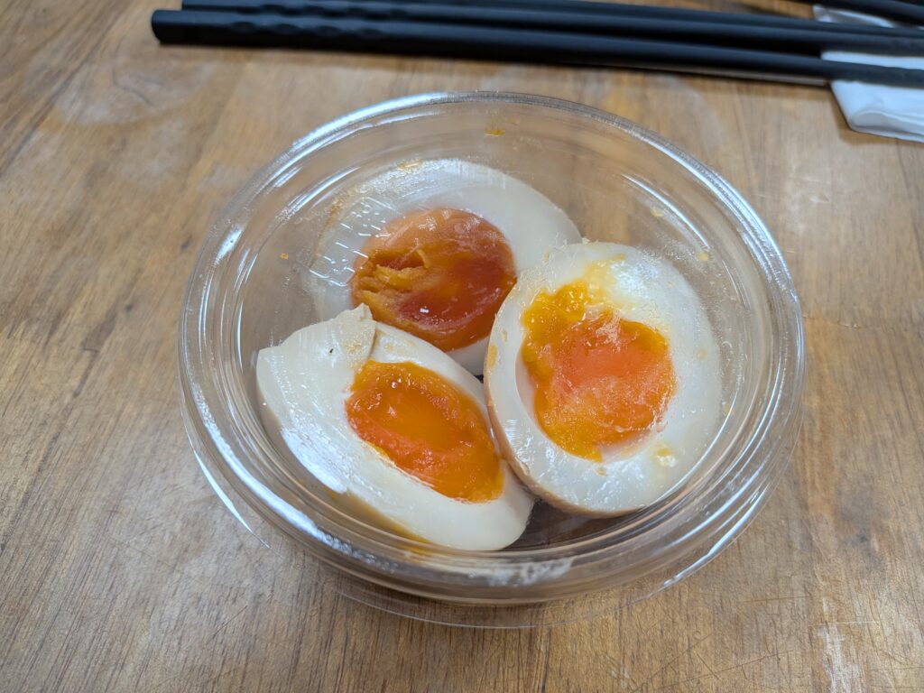 【彰化市區美食】品蔚手作麵:彰化火車站必吃!平價高CP值麻醬麵與辣腫嘴紅油炒手 品蔚手作麵的溏心蛋
